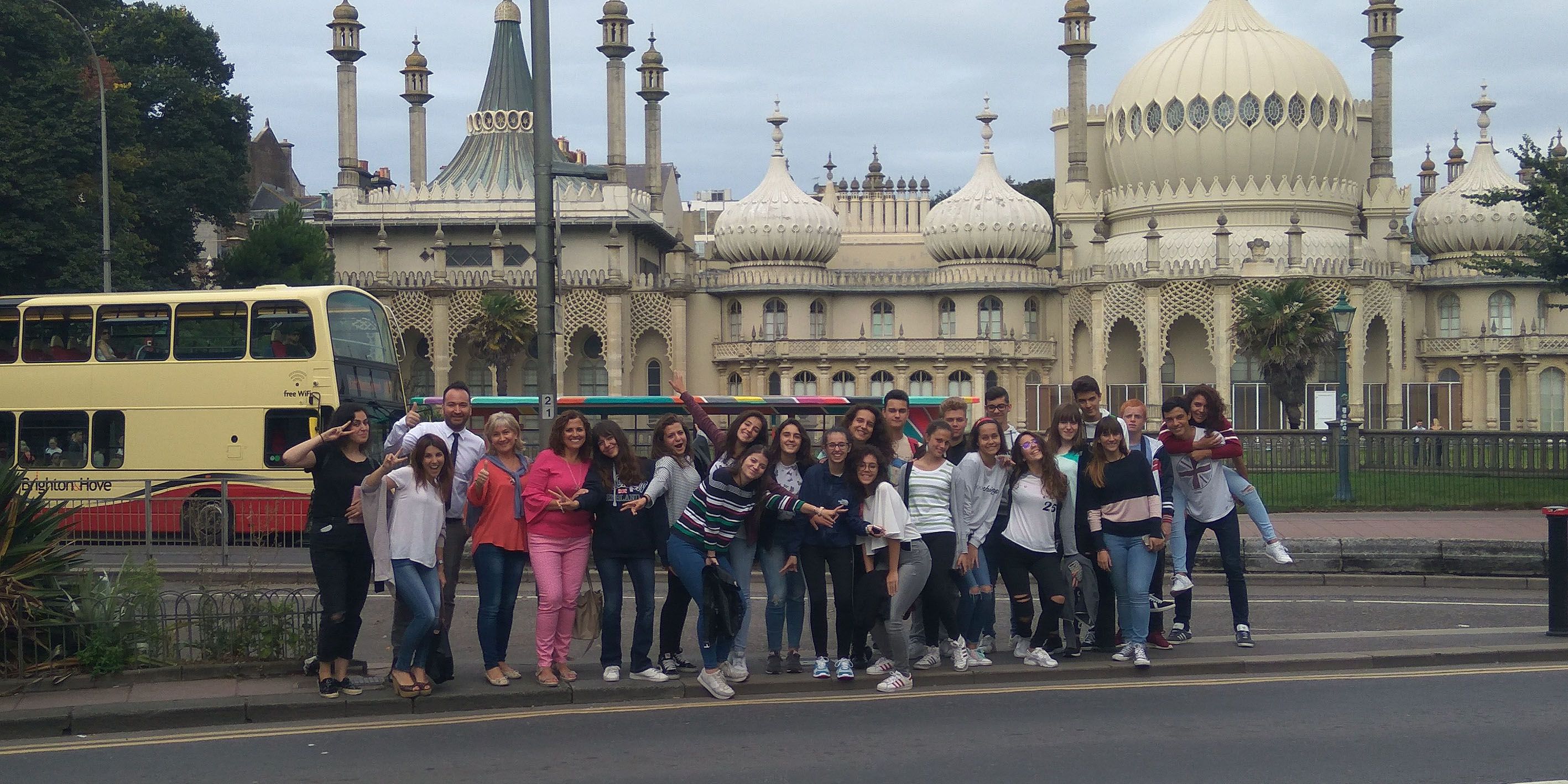 Representantes de Consejería de Educación supervisan el desarrollo de los cursos de idiomas en el extranjero