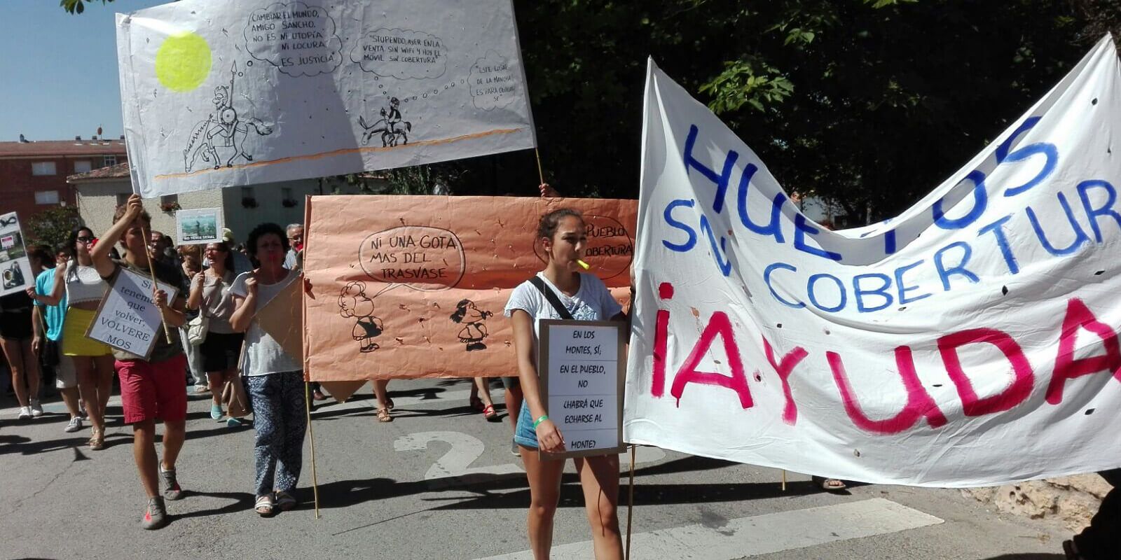 Un centenar de vecinos de Huetos se concentran en Cifuentes para reclamar cobertura móvil