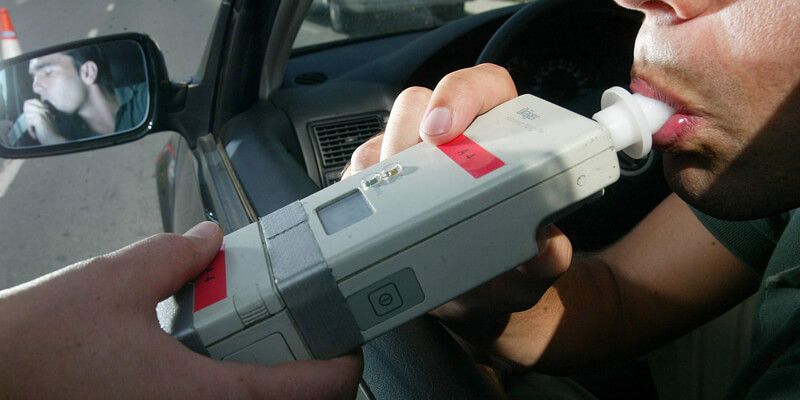 Cambiaba la rueda de su camión en Guadalajara y acabó siendo detenido por sextuplicar la tasa de alcohol