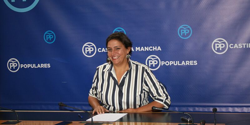 Arnedo no se cree las buenas palabras de Díaz La nueva vicepresidenta podemita de las Cortes regionales intenta ocultar sus privilegios