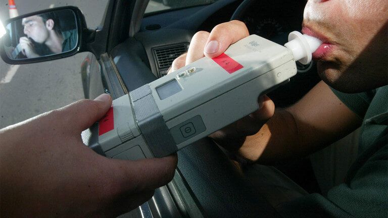 Cinco detenidos en Guadalajara por conducir pasados de copas..., y alguno llevándose por delante un ciclomotor