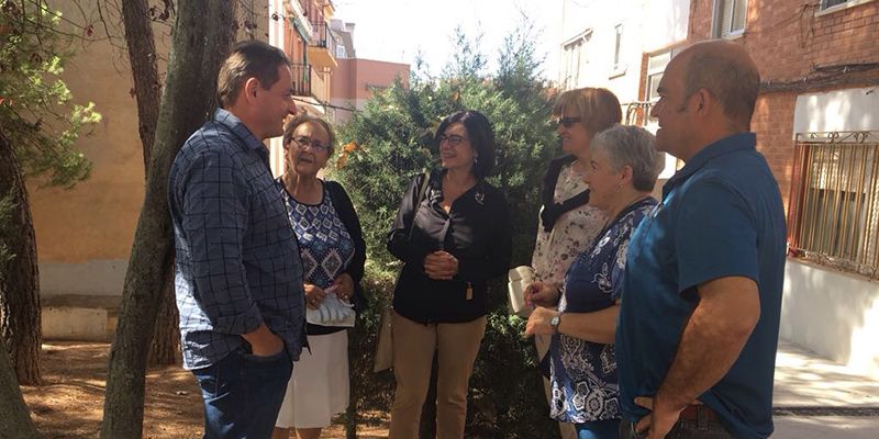 El concejal de Medio Ambiente y la edil del barrio visitan la Colonia de Sanz Vázquez para conocer las demandas vecinales