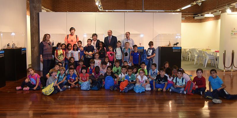 El presidente de la Diputación comparte con escolares de Sigüenza una visita guiada a La plastihistoria de la Humanidad