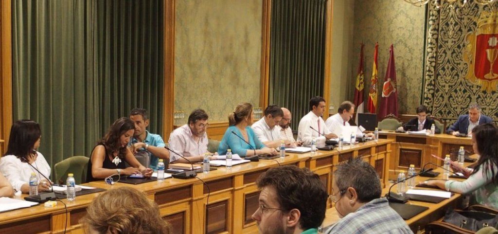 El rechazo de PSOE e IU al renting para arreglar el campo ‘Obispo Laplana’ y la pista del ‘Luis Ocaña’ acaba con la paciencia del PP