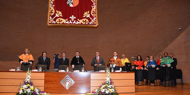 El rector de la UCLM solicita a la Junta un plan plurianual de financiación para ampliar titulaciones y reactivar la investigación