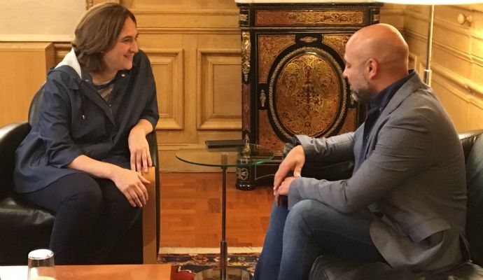 García Molina defiende ante Ada Colau un referéndum en Cataluña