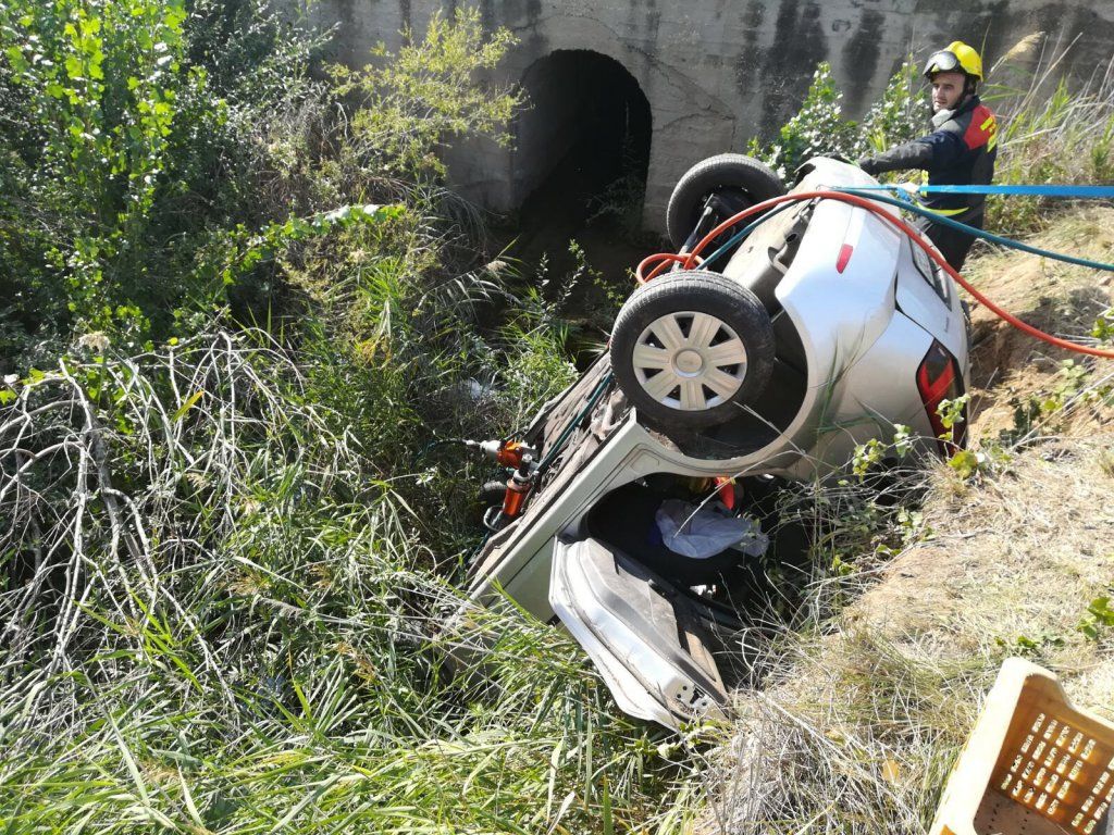 Una mujer y su hija, graves tras caer el vehículo en el que viajaban al río Mayor en Cañete