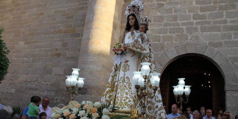 Pareja se prepara para vivir la Fiesta en honor a la Virgen de los Remedios