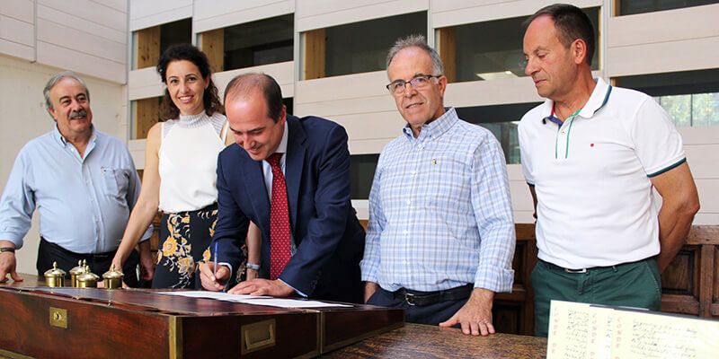 Junta y ADAC firman un acuerdo que permite a la ciudadanía acceder a la documentación histórica del municipio de Humanes