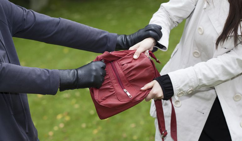 La Guardia Civil detiene a un hombre en la Manchuela por robar utilizando el método del tirón