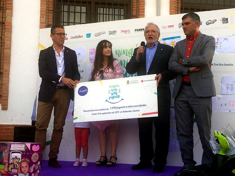 La empresa FAMOSA entrega un cheque por valor de mil juguetes a Cruz Roja de Cuenca