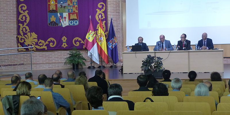 Latre mantiene un encuentro con secretarios y alcaldes para analizar la implantación de la administración electrónica en los ayuntamientos