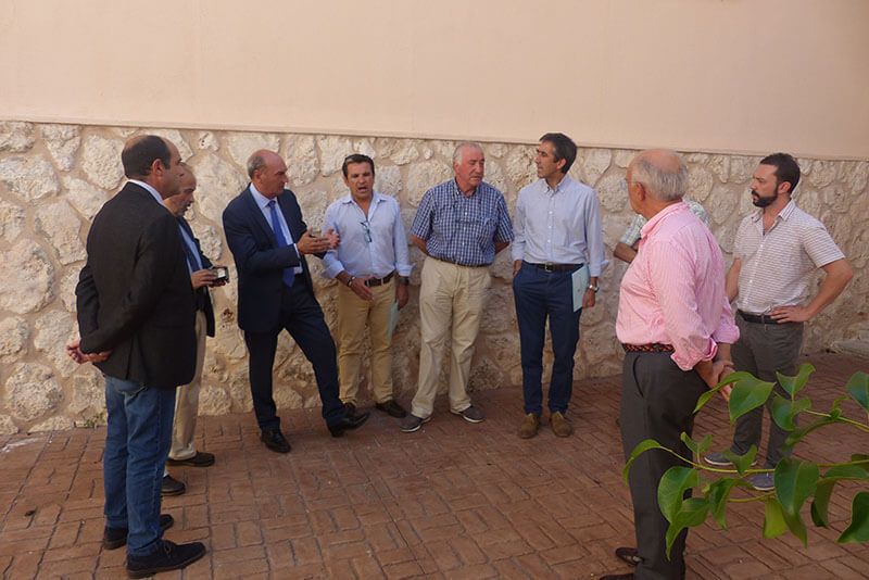 Latre visita las instalaciones del Complejo Príncipe Felipe y Polideportivo San José