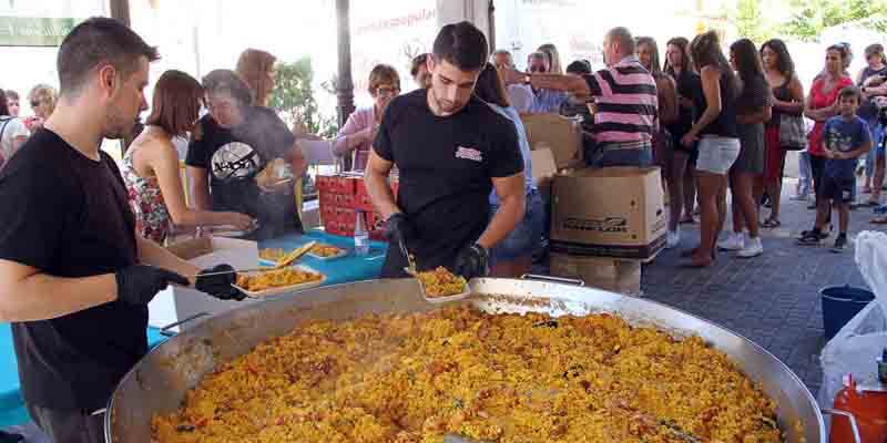 Pareja vive un divertido, y solidario, Día de las Peñas