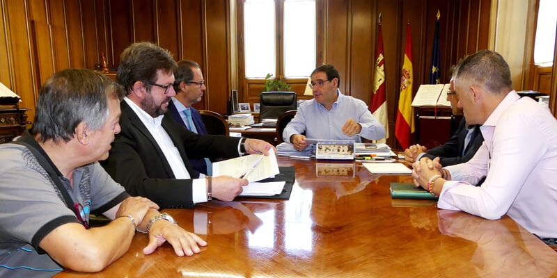 Prieto muestra la voluntad de la Diputación a colaborar con los actos del 75º Aniversario de la talla del Jesús Yacente