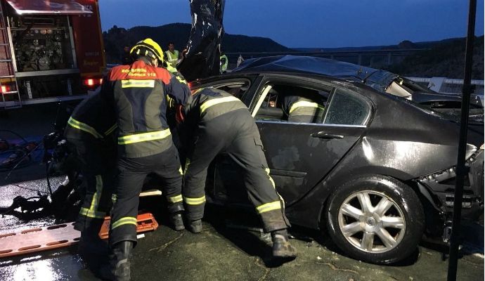 Rescatan el cuerpo de un varón del vehículo caído en el embalse de Contreras