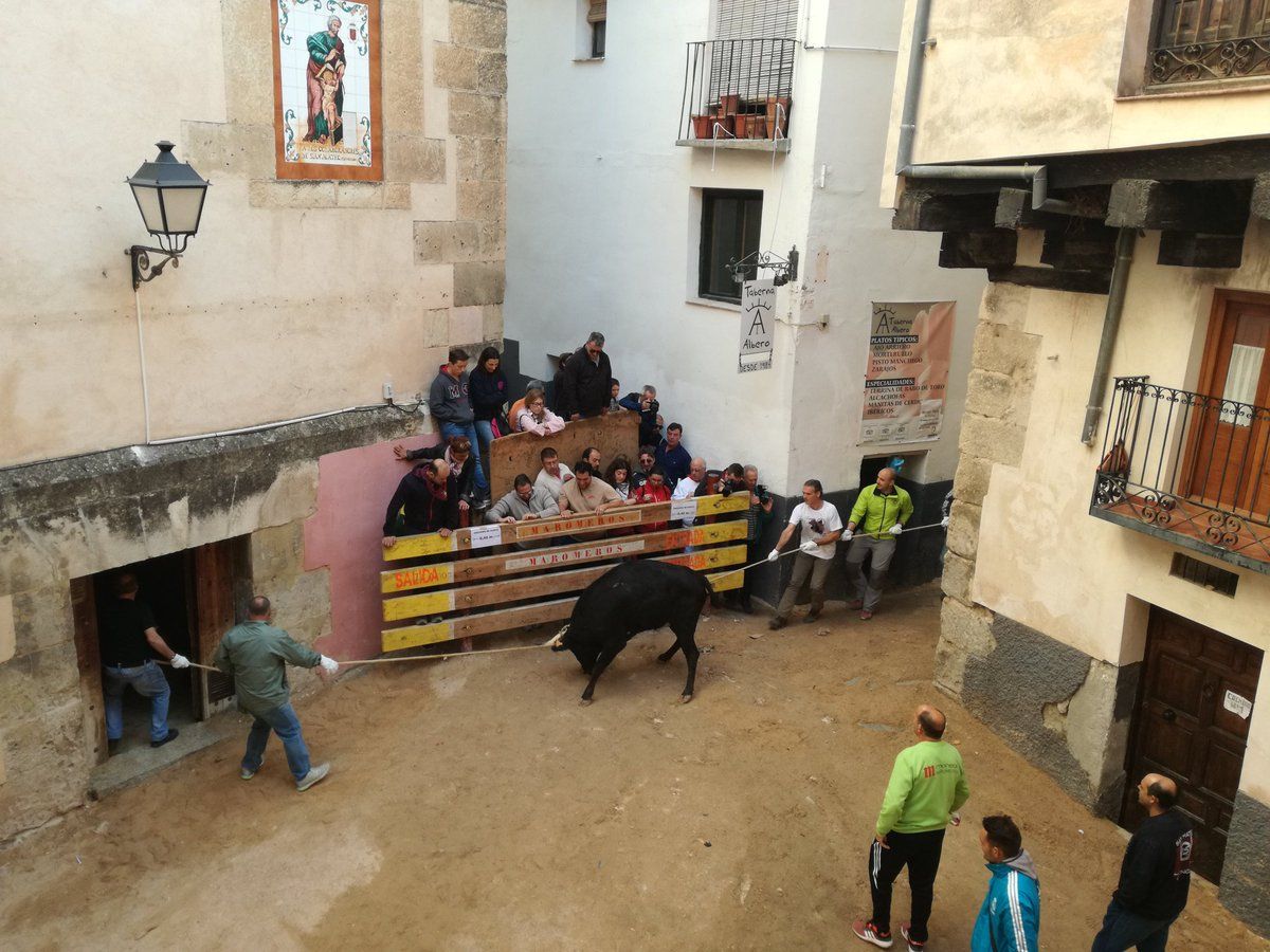 Una vaquilla hiere a un matrimonio de ancianos despistados en las fiestas de San Mateo de Cuenca