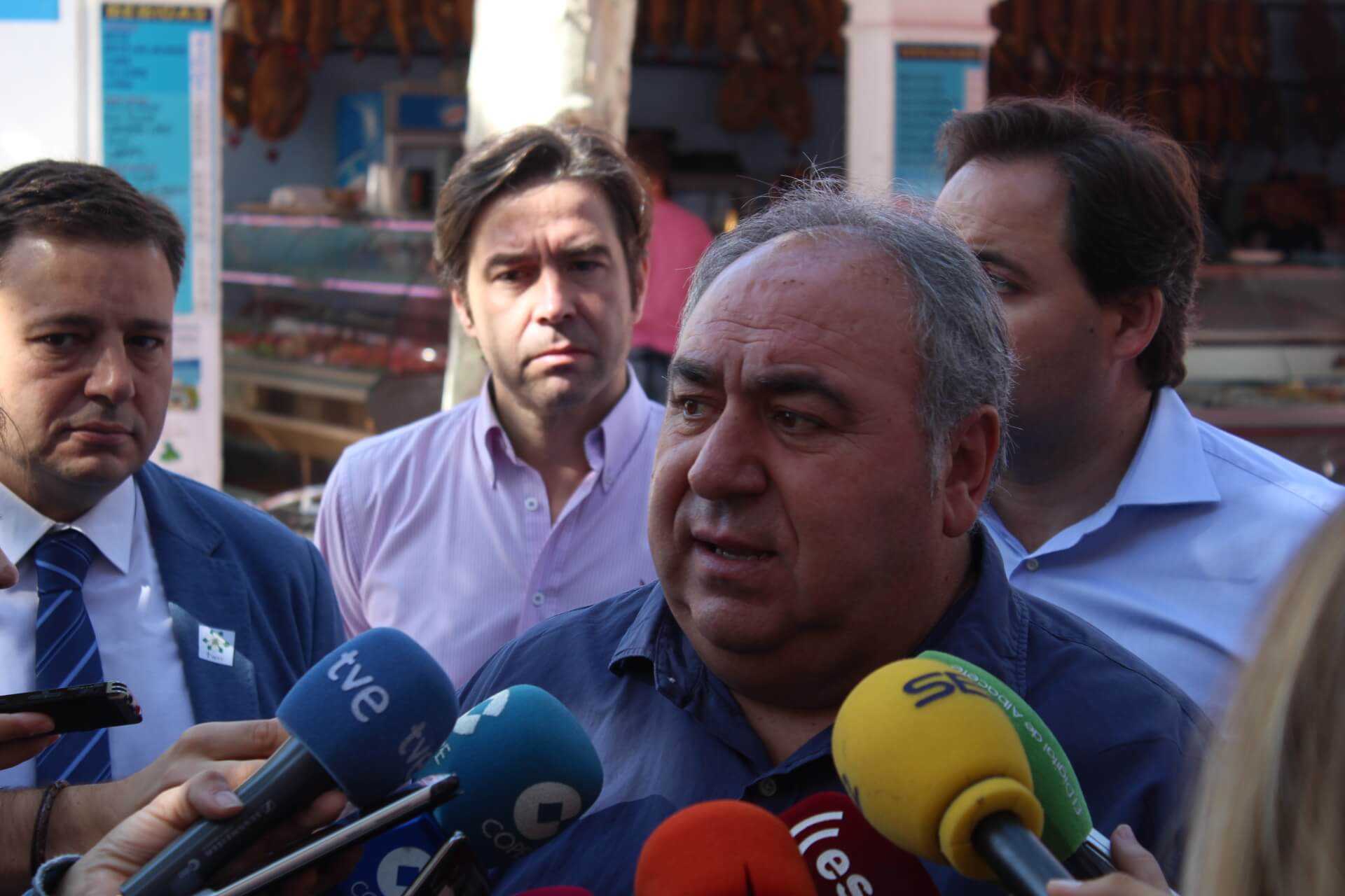 El PP, con su ofrecimiento, aboga por defender la unidad de España y beneficiar a los ciudadanos bajando los impuestos 3 El PP, con su ofrecimiento, aboga por defender la unidad de España y beneficiar a los ciudadanos bajando los impuestos