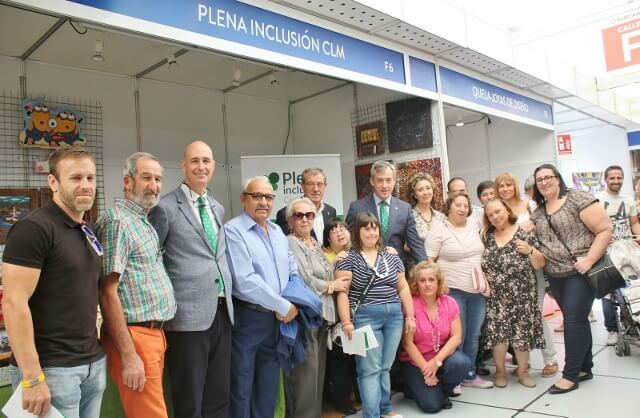Caja Rural Castilla-La Mancha visita los stands de APACE, Apanas y Plena Inclusión en Farcama