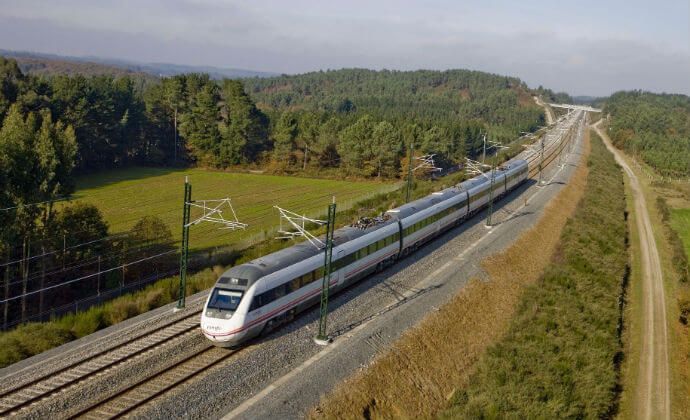 Cincuenta personas reivindican en bici entre Valencia y Cuenca un ferrocarril público, social y sostenible