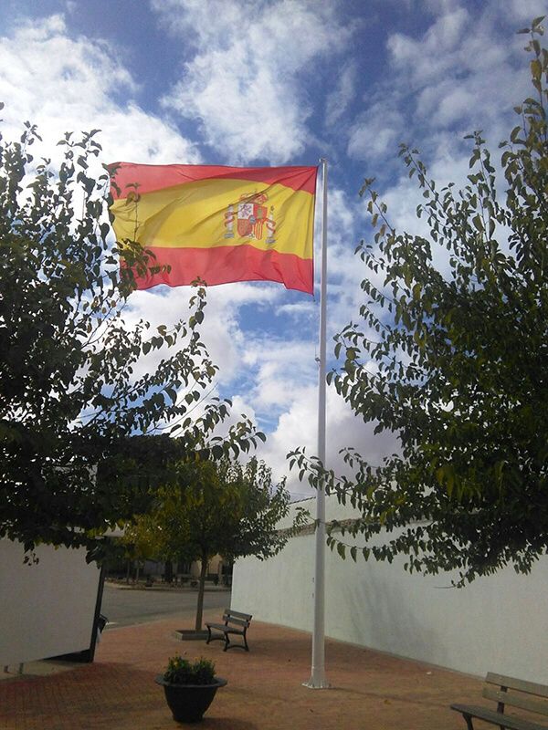El Ayuntamiento de Casas de Haro rinde un emotivo homenaje a la Bandera de España y apoya la labor de los Cuerpos y Fuerzas de Seguridad del Estado