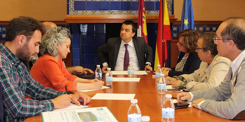 El Gobierno regional quiere que “el agua que pasa por el territorio ayude también a generar empleo y desarrollo a los agricultores de aquí”