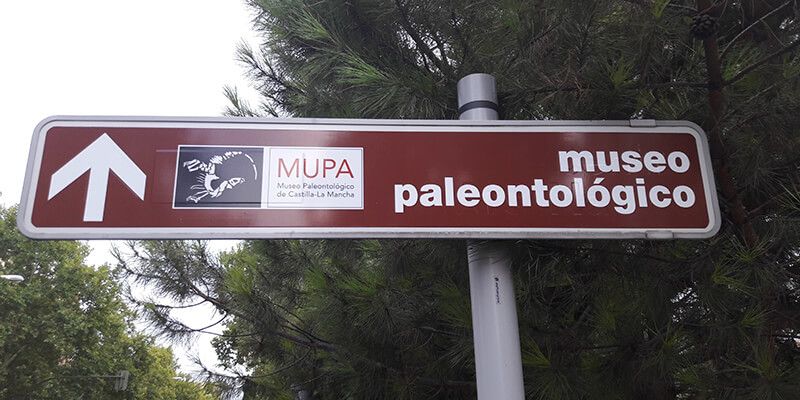 El Museo de Paleontología de Castilla-La Mancha renueva su señalización viaria