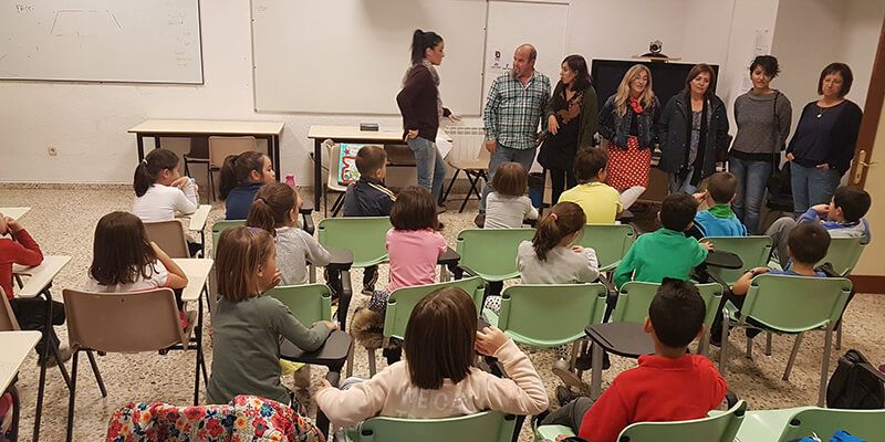El delegado de la Junta en Molina anima a niñas y niños del colegio Virgen de la Hoz a leer y a disfrutar de las bibliotecas públicas