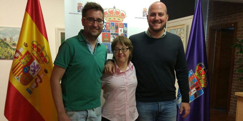 El diputado de Deportes muestra su apoyo a la nadadora Marta Martínez que compite en el Campeonato de Europa de Natación