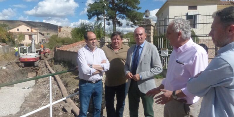 El presidente de la Diputación visita las obras de reparación del colector de Sigüenza
