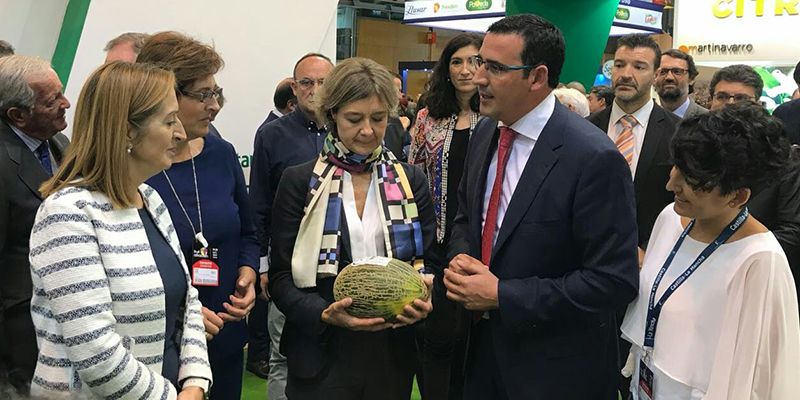 FERIMEL recibe a la Ministra Tejerina en el stand de Fruit Attraction