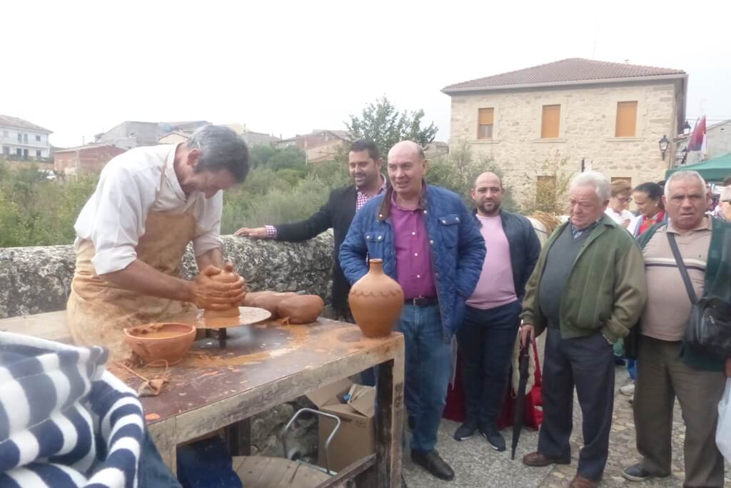 El presidente de la Diputación de Guadalajara asiste al Día de la Sierra celebrado en La Toba