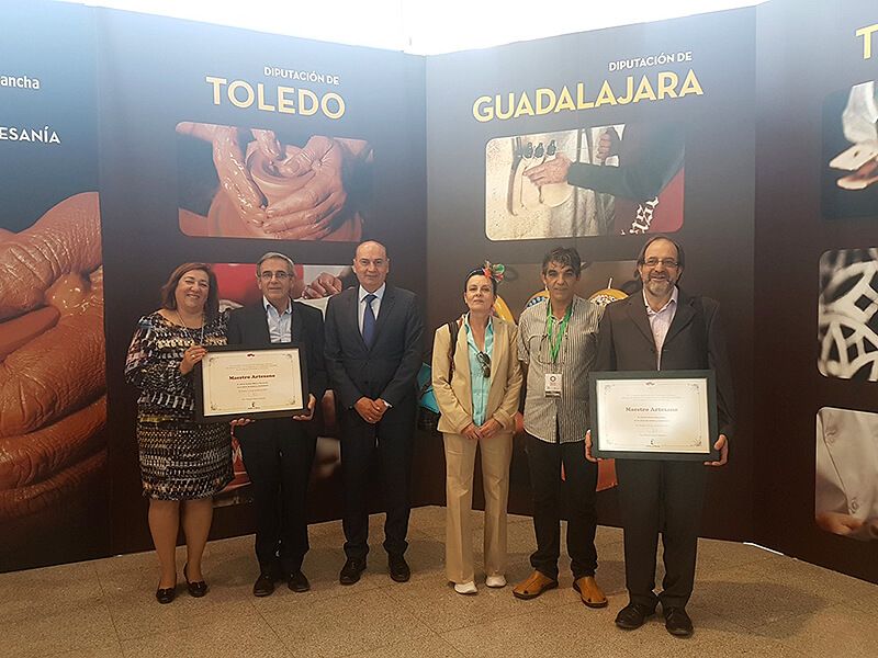 José Manuel Latre felicita a los artesanos de Guadalajara premiados en FARCAMA