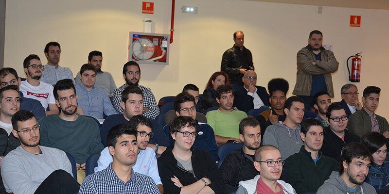 La Escuela Superior de Informática celebra una jornada de empresas para “captar talento” entre sus estudiantes