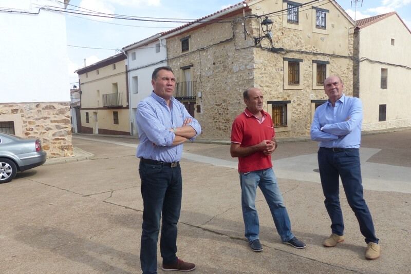 Latre visita El Pedregal para comprobar la eficacia del proyecto de eficiencia energética