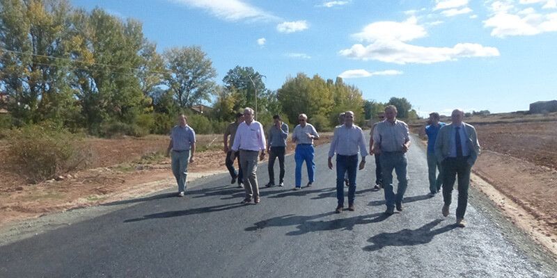 Latre visita las obras de mejora de la nueva variante de Romanillos de Atienza