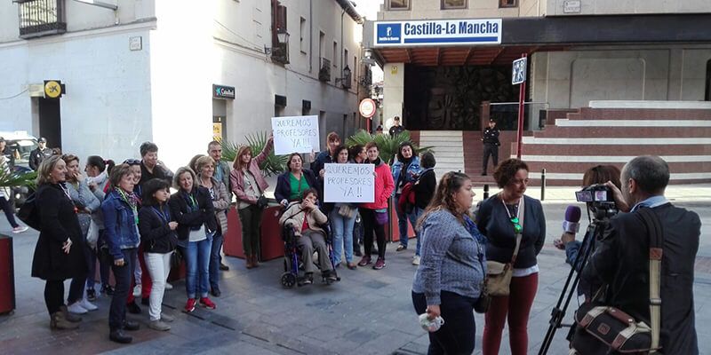 Padres del IESO de Brihuega se concentran ante la Junta para exigir el profesor que les falta