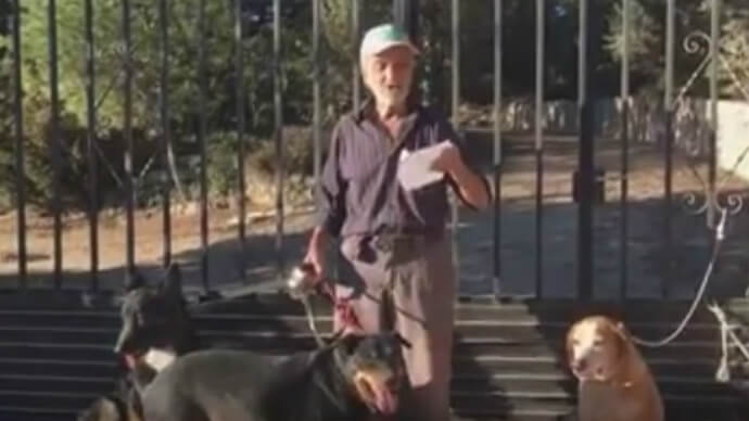 Un anciano de Guadalajara moviliza Facebook en busca de ayuda para sus perros