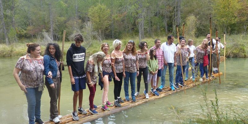 Un grupo de gancheros muestra el antiguo oficio a personas procedentes de diversas provincias de España