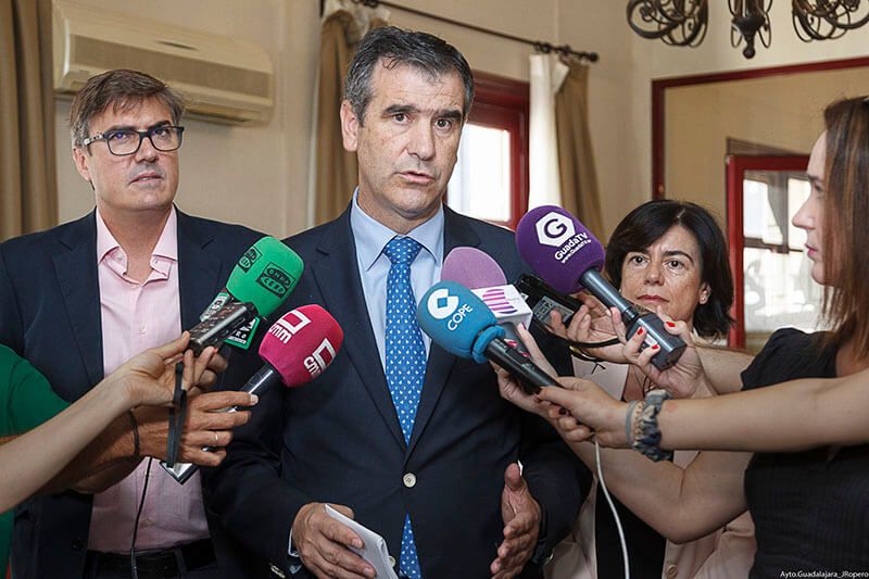 Román anima a los empresarios a solicitar las ayudas municipales para el fomento del empleo