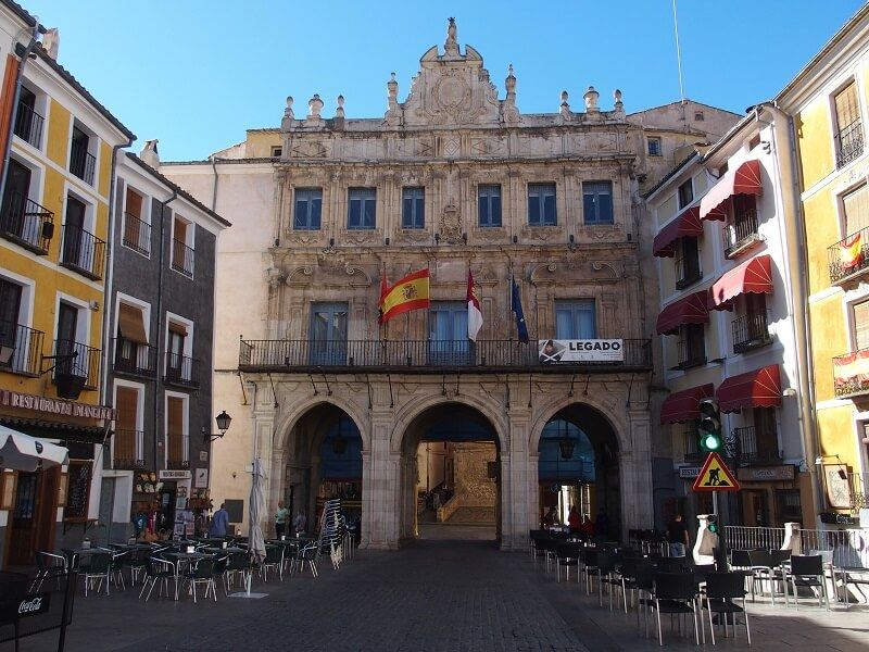 Los andamios en la fachada principal del Ayuntamiento de Cuenca se comienzan a instalar mañana lunes
