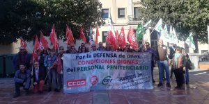 Una treintena de trabajadores de la cárcel de Cuenca se concentran para pedir mejoras laborales