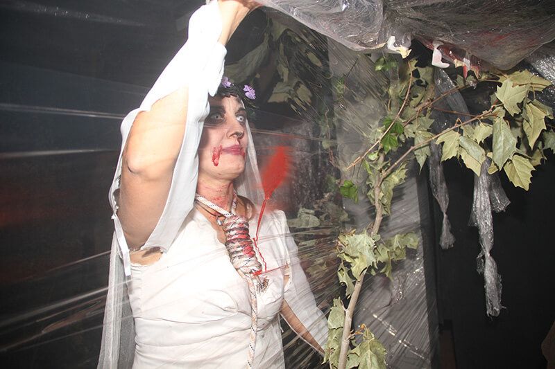 Trescientos seteros lo pasan de miedo en el Bosque del Terror de Quer