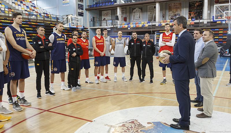 Antonio Román visita a la Selección Española de Baloncesto, que entrena en el Multiusos de Guadalajara