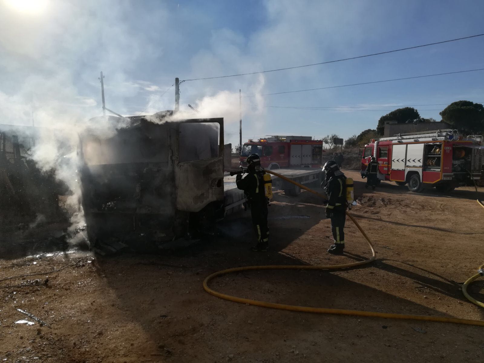 Arde un pequeño camión en el casco urbano de Quintanar del Rey 3 Arde un pequeño camión en el casco urbano de Quintanar del Rey