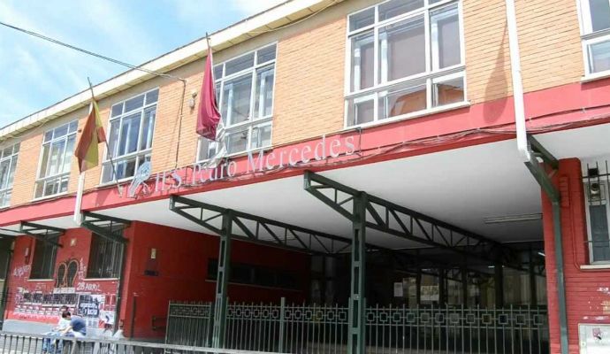 Clava unas tijeras en el cuello a su compañero en una pelea en un instituto en Cuenca