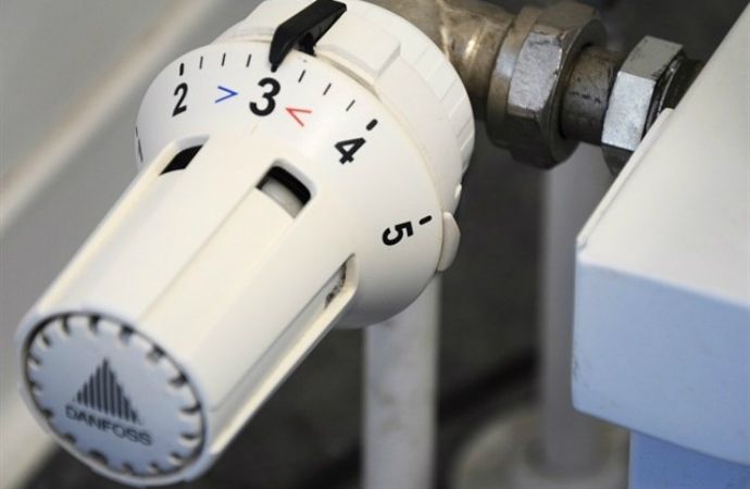 Denuncian que tienen que estar en clase arropados con mantas en Motilla del Palancar