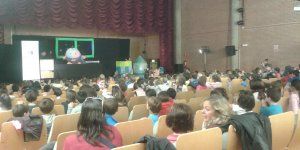 El Centro San José de Guadalajara acogió un teatro infantil sobre las actividades del Monitor de Neutrones
