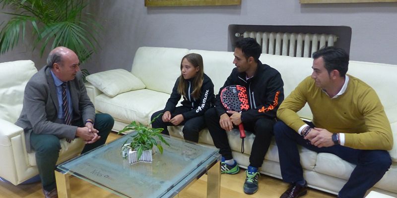 El presidente de la Diputación felicita a la cabanillera Águeda Pérez, campeona del mundo de pádel