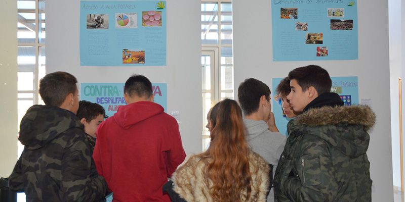 Estudiantes de Secundaria plasman su visión de la pobreza en una exposición en la UCLM